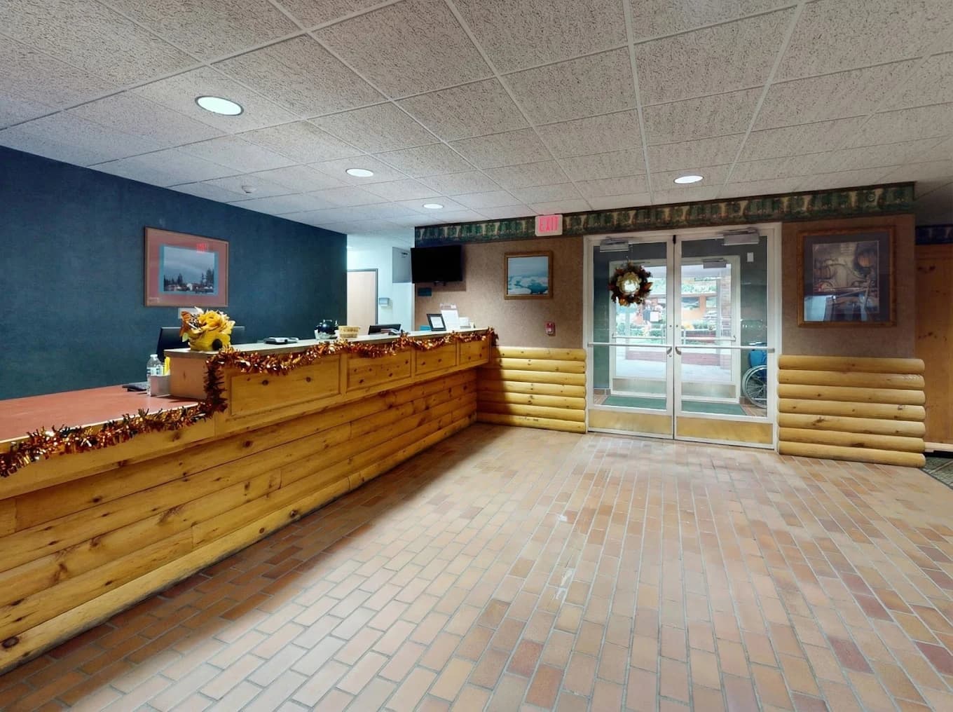 Pellston Lodge front desk and lobby